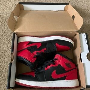 Jordan 1  size 5 Chicago not used slightly damaged box